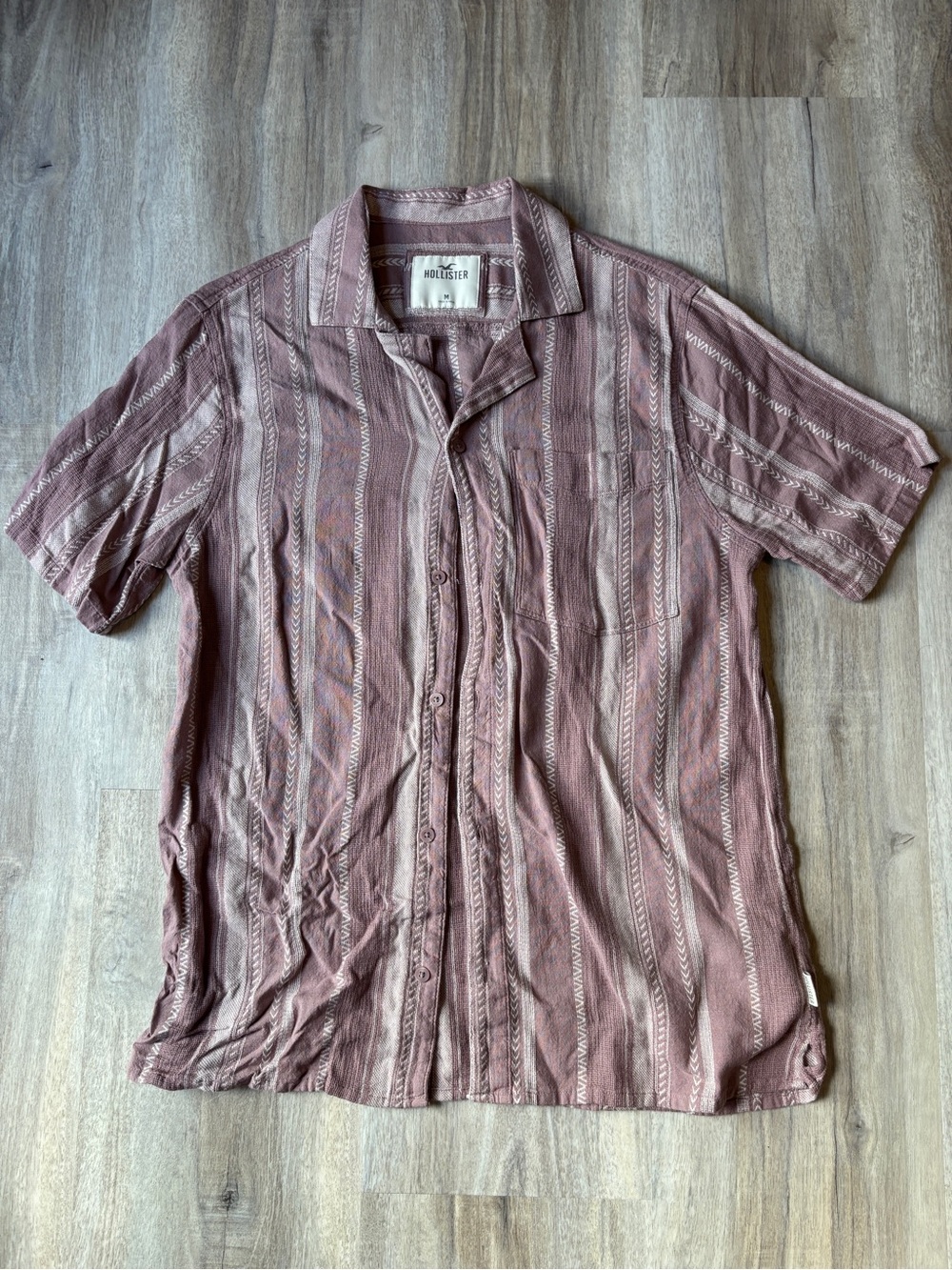 Hollister Men's Medium Short Sleeve Button-Up Shirt in Dusty Mauve Stripe